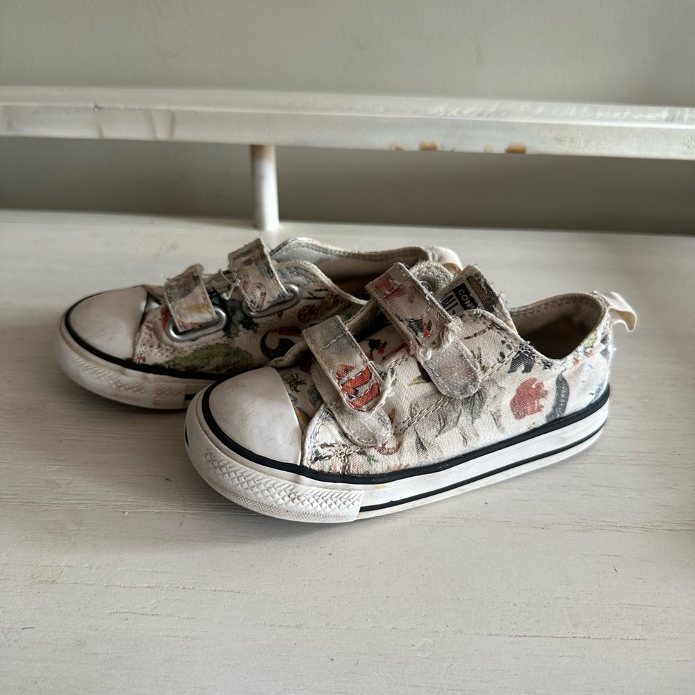 Toddler converse zoo sneakers. Size 8